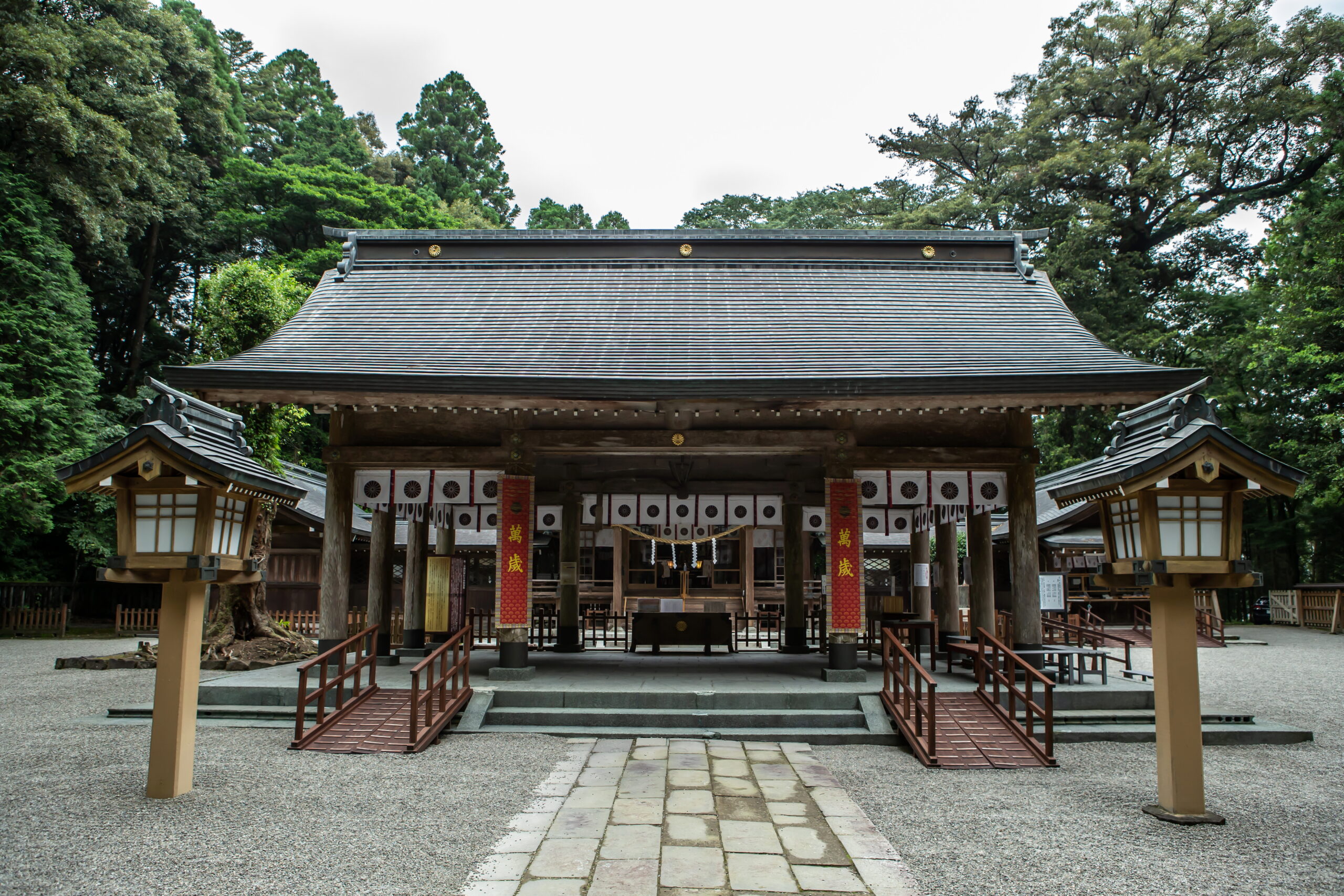 高原町にある狭野神社の境内