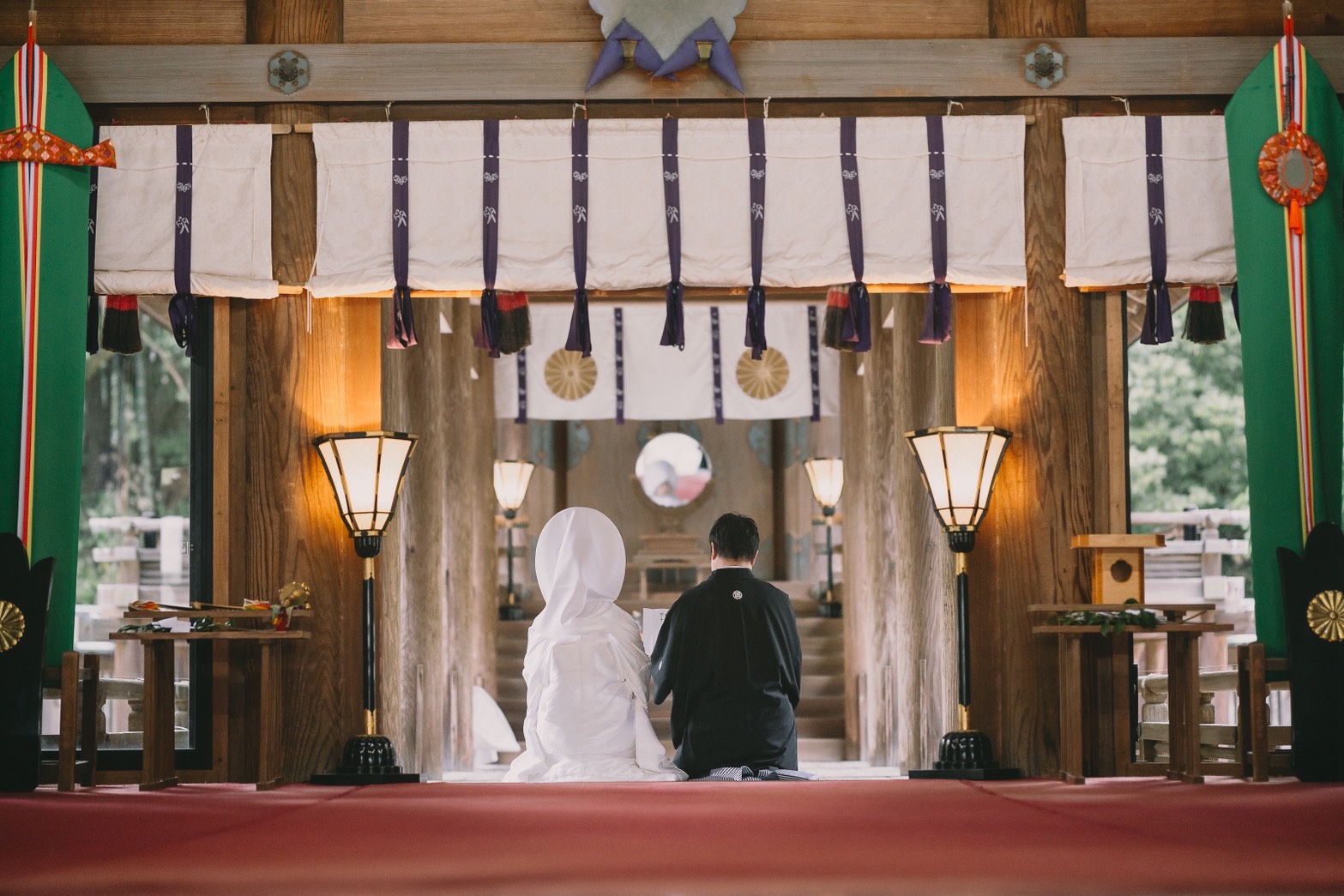 宮崎の神社で神前式に臨む白無垢姿の新婦と紋付袴姿の新郎